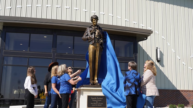 A bronze statue of famous aviator Amelia Earhart was unveiled in Atchison on Saturday.