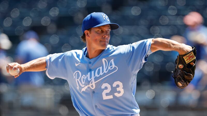 Kansas City Royals pitcher Zack Greinke delivers to a Chicago White Sox batter during the...
